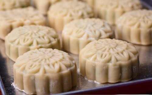 Khay bánh trung thu đã đóng khuôn chuẩn bị cho mẻ nướng đầu tiên