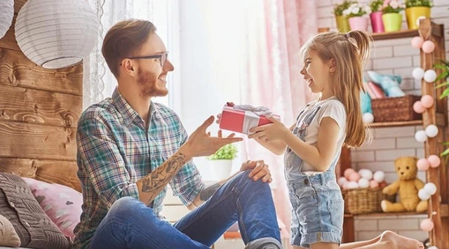 Khoảnh khắc hạnh phúc của cha và con trong ngày chúc mừng sinh nhật bố
