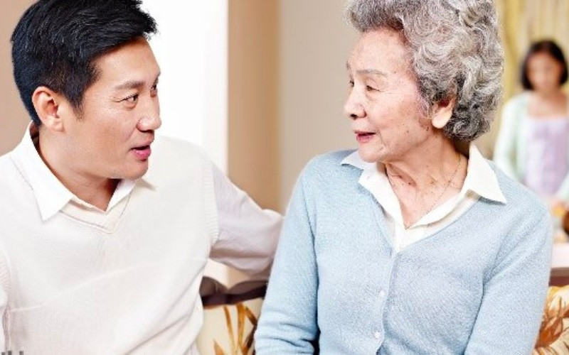 Khoảnh khắc trao lời chúc sinh nhật mẹ vợ chân thành cùng món quà nhỏ.