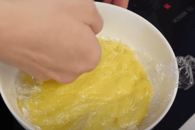 khối nhân đậu xanh sầu riêng mịn màng được bọc kín để làm bánh pía