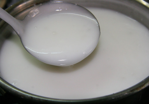 Khuấy đều hỗn hợp bột gạo và bột năng, đảm bảo vỏ bánh cuốn mỏng dẻo.
