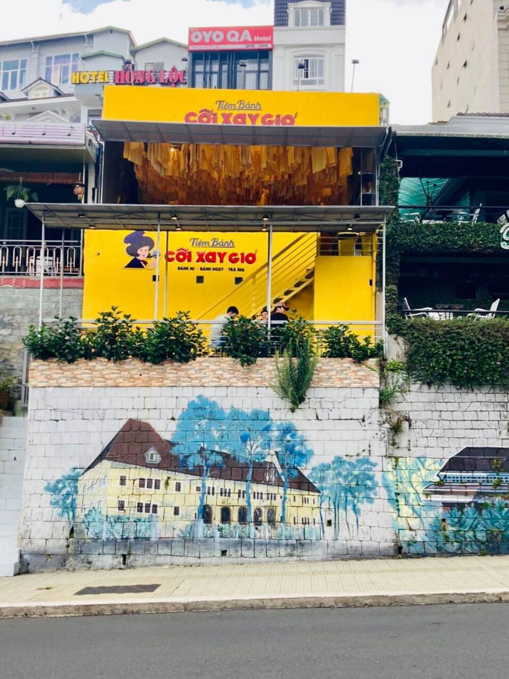 Khung cảnh bên ngoài chi nhánh Cối Xay Gió Nguyễn Chí Thanh với view đẹp nhìn ra phố