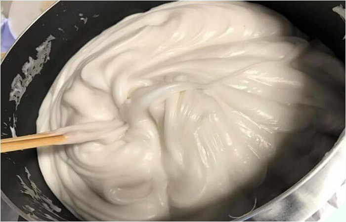 Kỹ thuật khuấy bột đều tay để vỏ bánh giò đạt độ mềm mịn lý tưởng