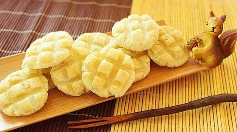 Làm bánh từ lòng đỏ trứng gà tươi cho bé