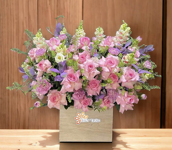 Lẵng hoa chúc mừng sinh nhật tươi tắn với hoa hướng dương và hoa cúc vàng rực rỡ, mang đến thông điệp về sự lạc quan và sức sống tràn đầy.