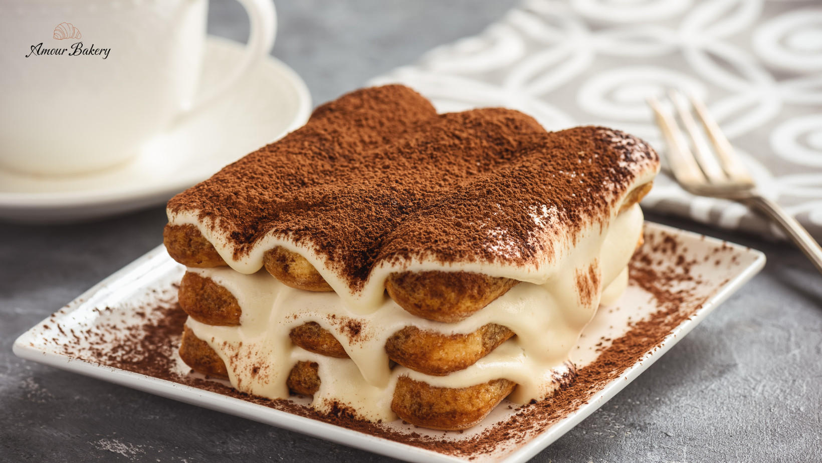 Lát bánh tiramisu truyền thống với lớp kem mascarpone và bột cacao