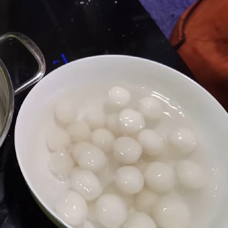 Luộc bánh trôi đường
