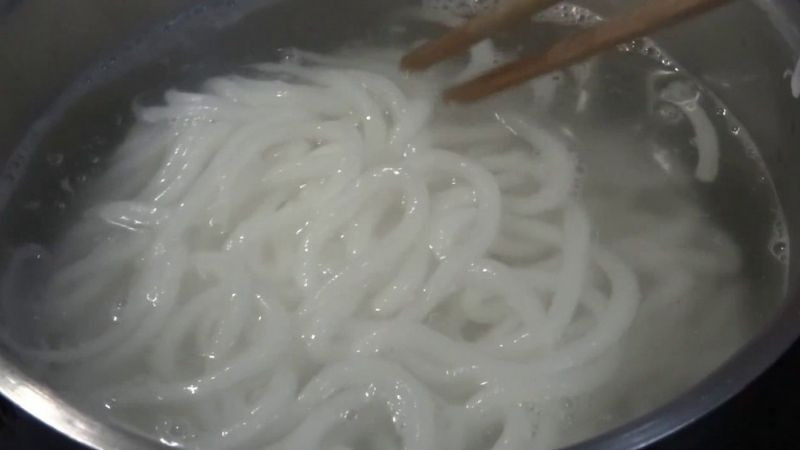Luộc sợi bánh canh bột gạo chín đều