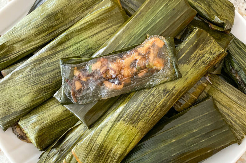 Mâm bánh bột lọc tôm thịt tự làm, sẵn sàng thưởng thức với nước chấm