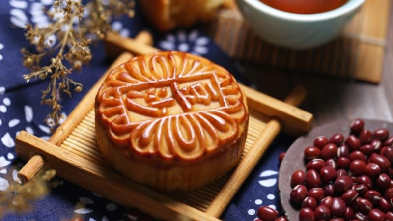 Mâm các loại bánh trung thu hiện đại và truyền thống với nhiều hương vị
