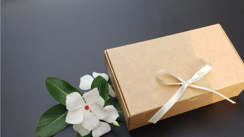 mẫu ảnh hộp quà sinh nhật chữ nhật tối giản, tinh tế