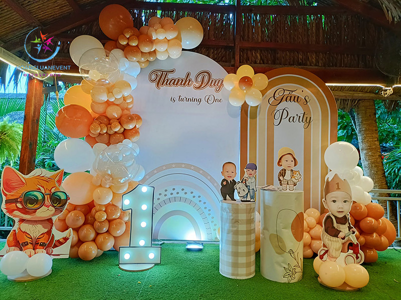 mẫu backdrop sinh nhật bé trai đơn giản nhưng tinh tế với tên bé và chùm bóng trang trí