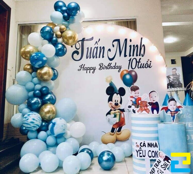 Mẫu backdrop sinh nhật bé trai Tuấn Minh với chủ đề xe hơi