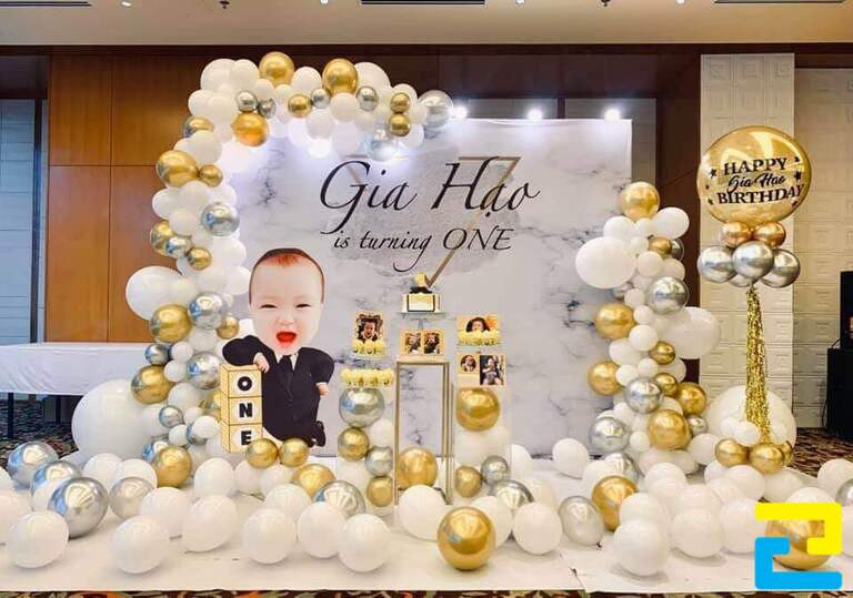 Mẫu backdrop sinh nhật cho bé trai Gia Hạo với hình ảnh bé