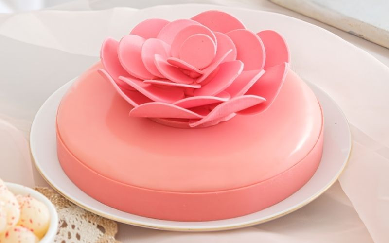 Mẫu bánh Entremet sang trọng, đẳng cấp phù hợp cho buổi tiệc sinh nhật hiện đại