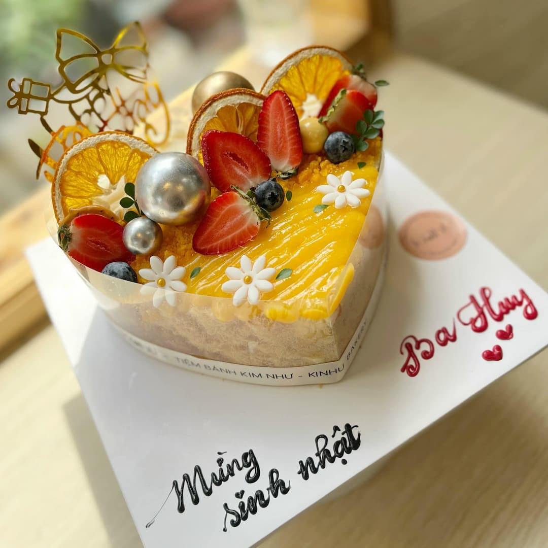 Mẫu bánh kem đẹp dành cho nam giới với phong cách hiện đại, phù hợp làm bông sinh nhật đẹp