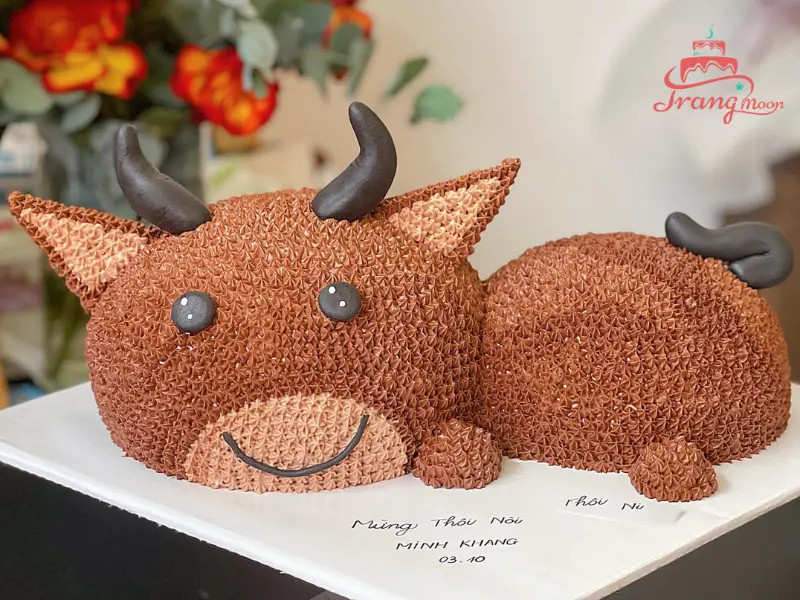 Mẫu bánh kem hình con trâu trang trí hoa lá mang ý nghĩa may mắn