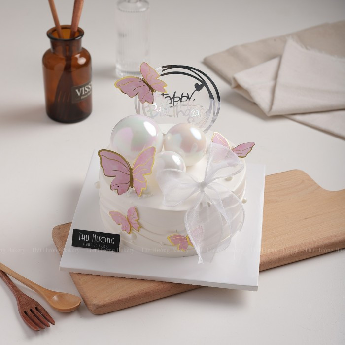 Mẫu bánh kem màu trắng thanh lịch và sang trọng