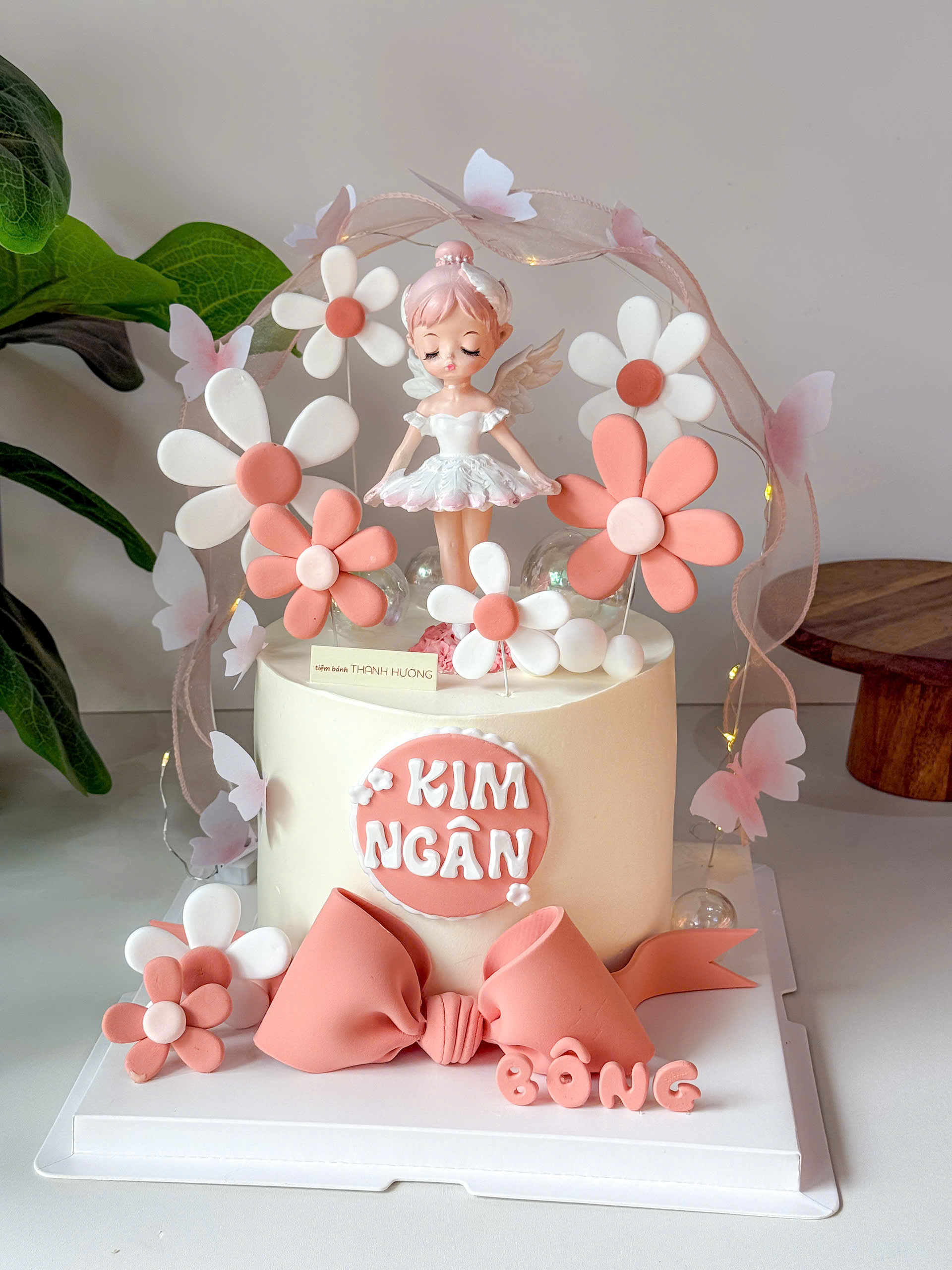 Mẫu bánh sinh nhật bé gái theo xu hướng hiện đại với gam màu pastel