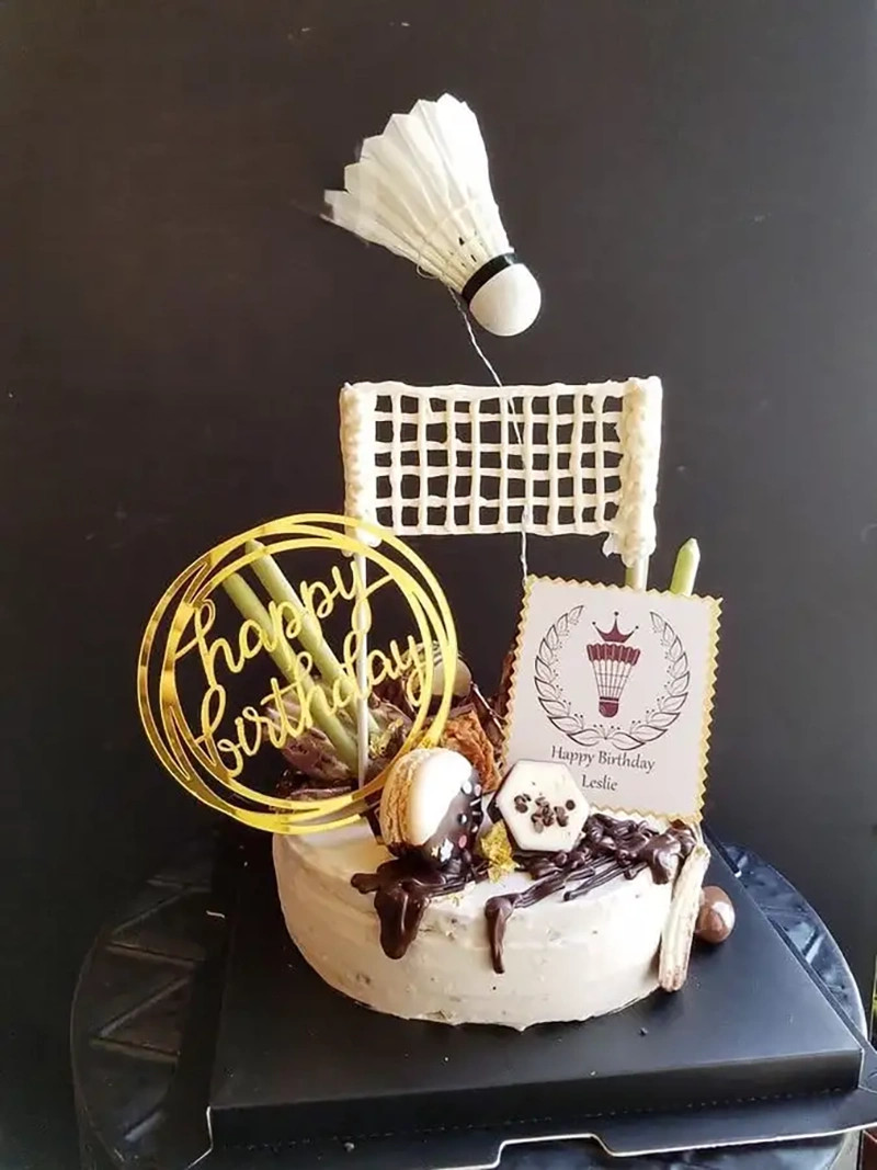 Mẫu bánh sinh nhật cầu lông nghệ thuật với họa tiết thanh lịch và tinh tế