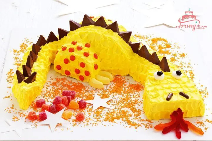 Mẫu bánh sinh nhật con rồng thân thiện được trang trí bằng kẹo đủ màu sắc