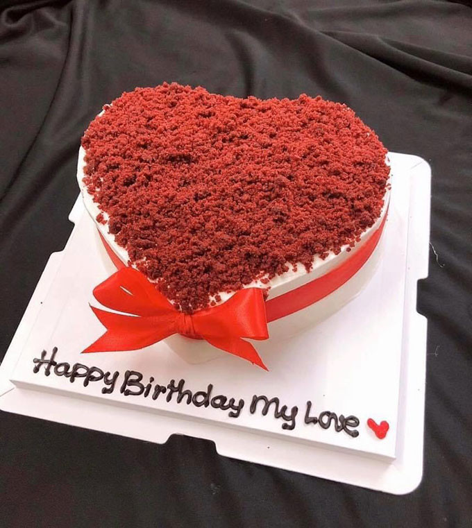 Mẫu bánh sinh nhật hình trái tim màu đỏ cho chồng yêu thể hiện tình cảm lãng mạn
