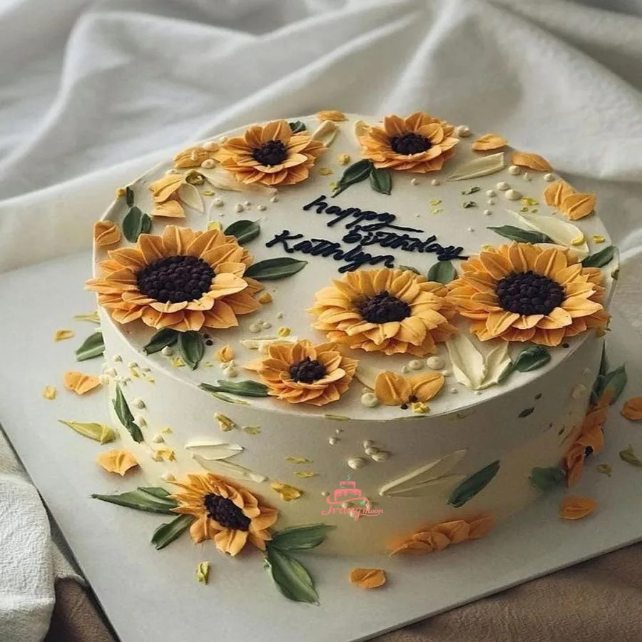 Mẫu bánh sinh nhật hoa hướng dương trang trí đơn giản nhưng tinh tế với cánh hoa vàng tươi
