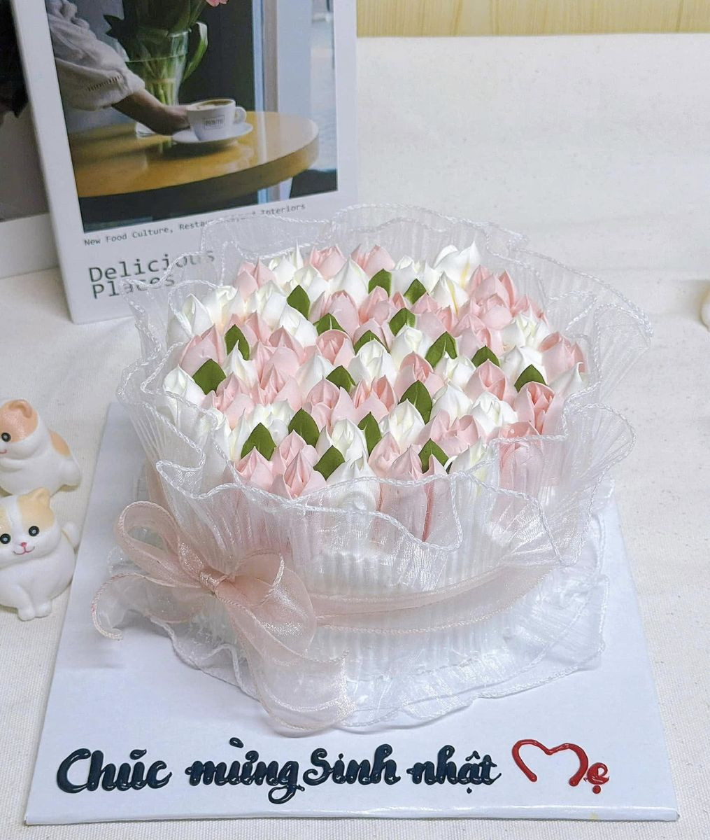 Mẫu bánh sinh nhật hoa tulip hồng pastel tinh tế dành tặng mẹ