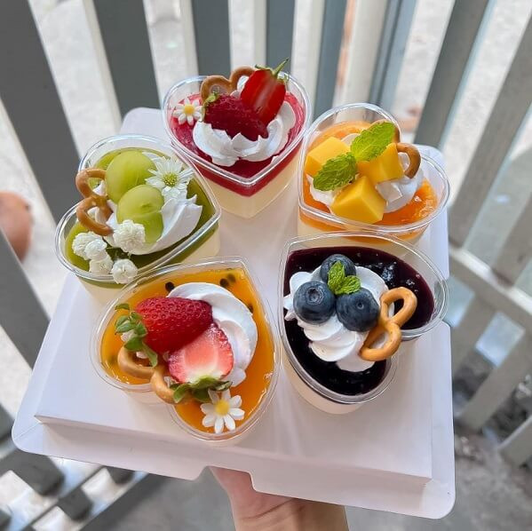 Mẫu bánh sinh nhật panna cotta đặc biệt với lớp phủ cherry đỏ mọng, tạo điểm nhấn ấn tượng