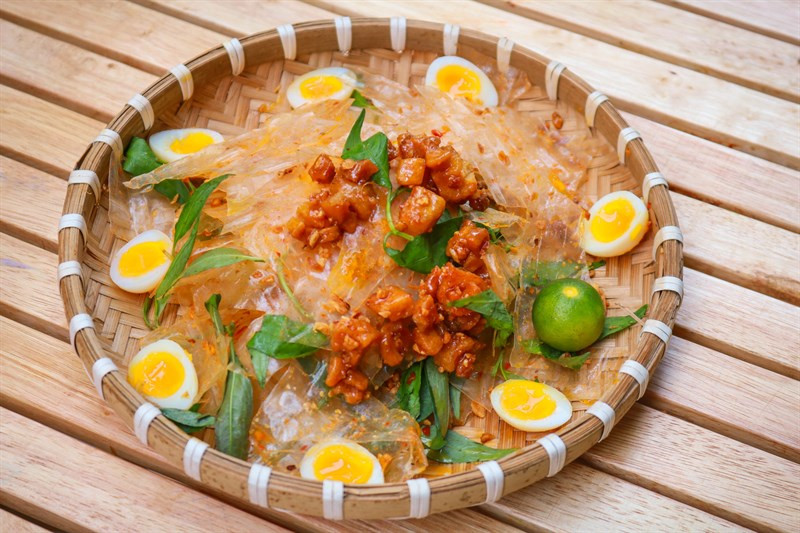 Mẹt bánh tráng trộn đầy màu sắc với nhiều topping hấp dẫn, một món ăn vặt được chế biến từ bánh tráng cắt sợi.