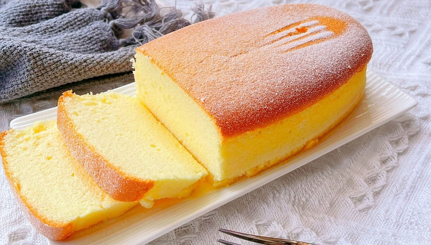 Miếng bánh bông lan vàng óng trên đĩa
