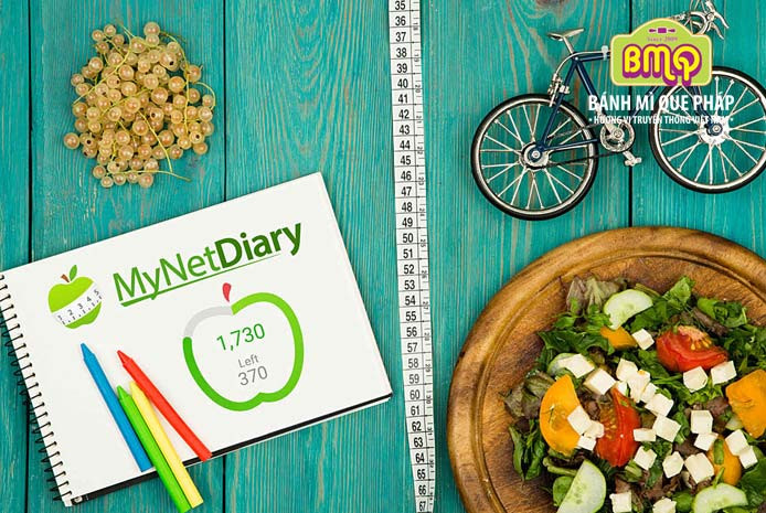 Miếng bánh mì được cắt lát trên thớt gỗ, minh họa lượng calo trong bánh mì