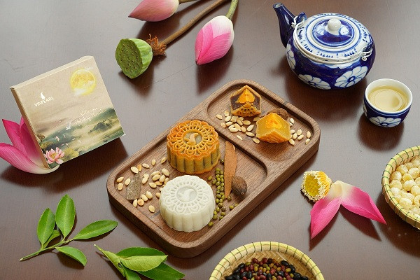 Mockup hộp bánh trung thu cổ điển với hoa văn truyền thống