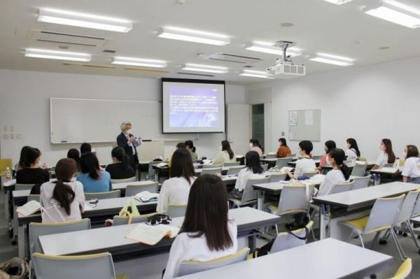 Môi trường học tập sôi động của nữ sinh Nhật Bản tại Đại học Yasuda