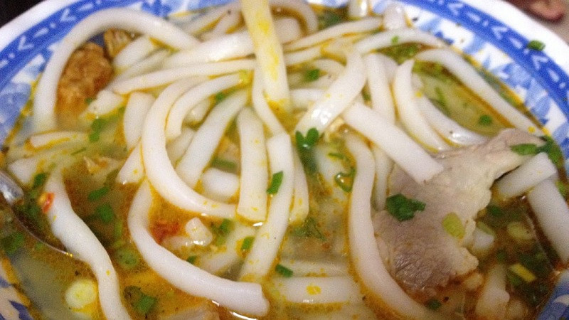 Món bánh canh với sợi bột mì mềm dẻo