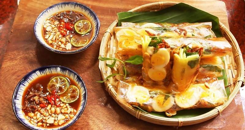 Món bánh tráng cuộn với nhân bên trong và nước chấm chua ngọt, cho thấy sự linh hoạt trong cách chế biến bánh tráng.