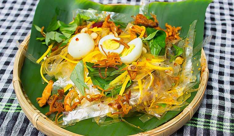 Món bánh tráng trộn muối tôm hấp dẫn với màu sắc bắt mắt