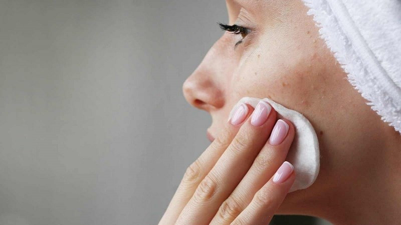 Món bánh tráng với nhiều loại topping và gia vị, nhắc nhở về các thành phần trong bánh tráng chế biến có thể gây mụn.