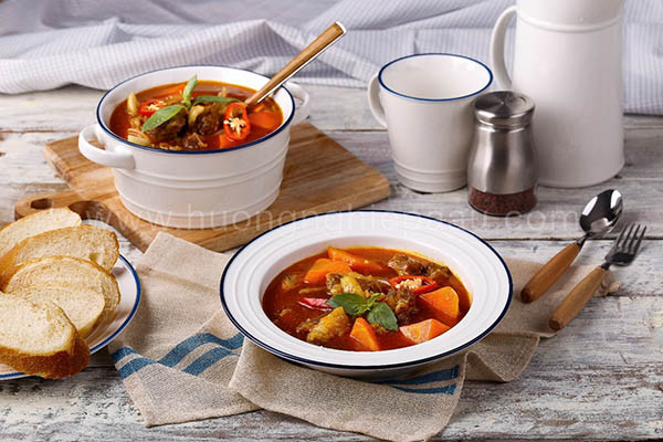 Món bò kho bánh mì nóng hổi sẵn sàng để thưởng thức
