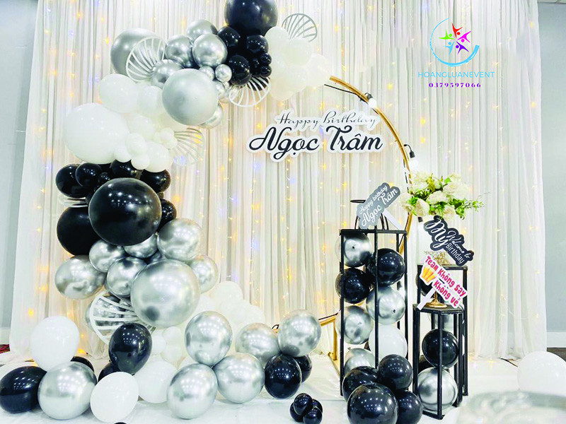 Một backdrop sinh nhật màu hồng pastel kết hợp ánh vàng đồng và bóng bay tạo không khí ấm cúng, lý tưởng cho tiệc mừng tuổi mới.