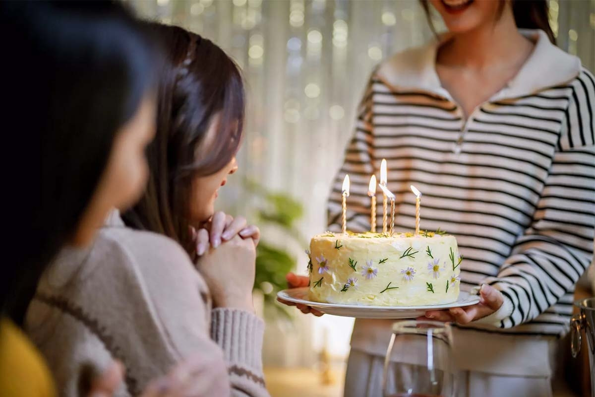 Một bó hoa tươi thắm cùng thiệp chúc mừng sinh nhật, thể hiện tình cảm chân thành dành cho chị gái yêu quý.