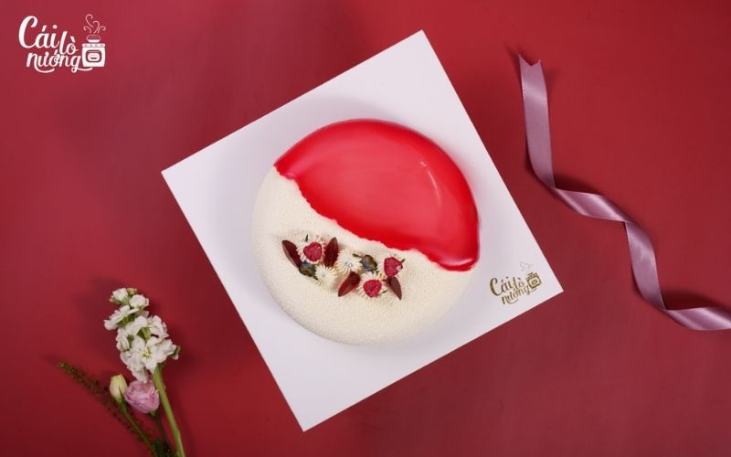 một cặp đôi đang nhìn về phía chân trời, tượng trưng cho tình yêu xa và sự mong chờ