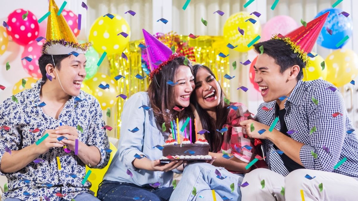 Một chiếc bánh kem và lời chúc bạn sinh nhật lãng mạn bằng tiếng Pháp