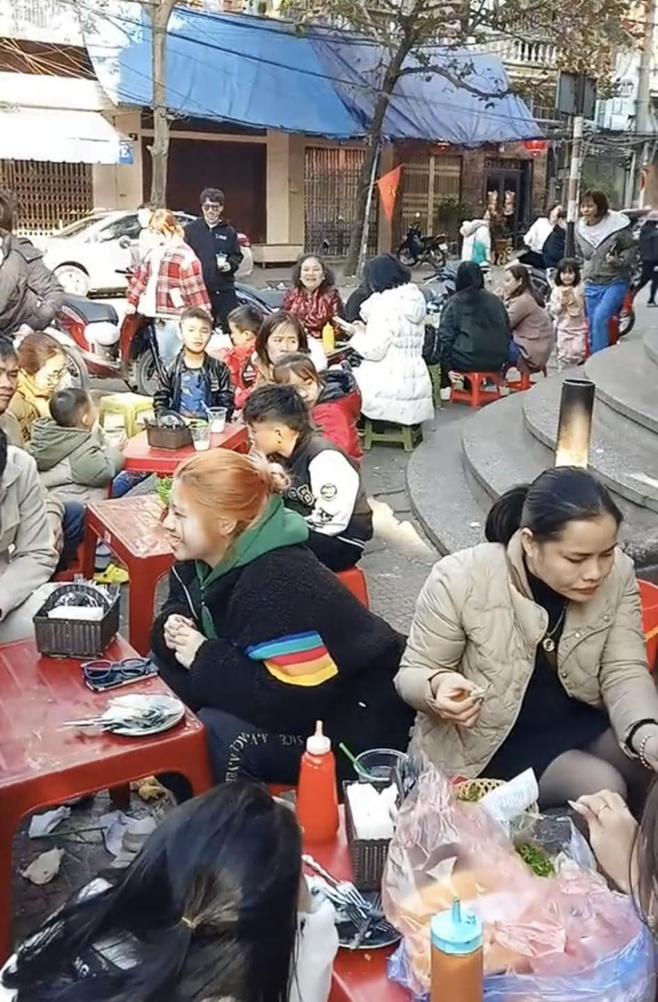 Một khay bánh mì đã chuẩn bị sẵn sàng phục vụ thực khách tại Đò Quan