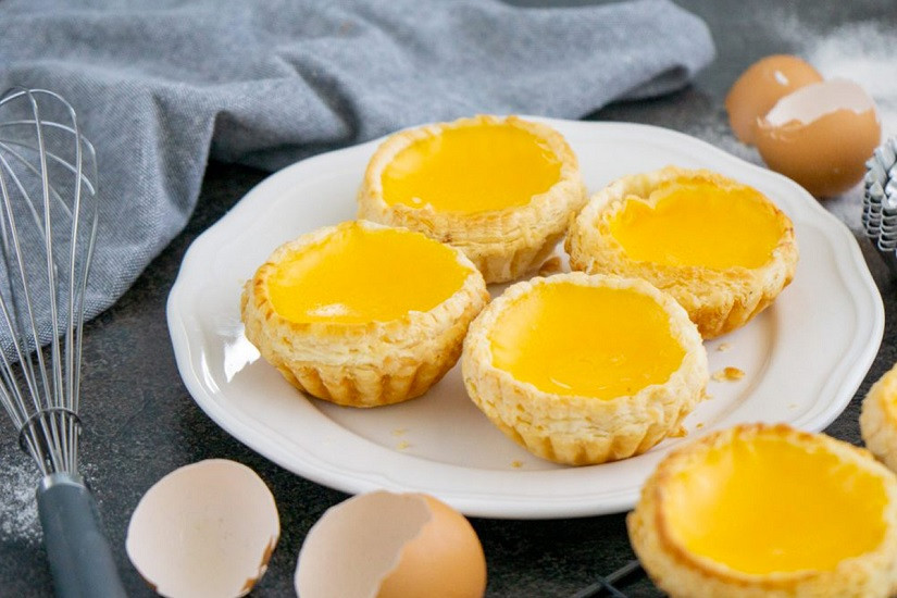 Một mẻ bánh tart trứng vàng ươm, vỏ giòn và nhân béo ngậy