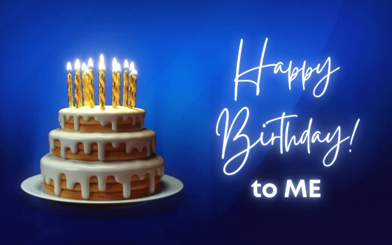 Một người đang cắm nến sinh nhật lên bánh, tượng trưng cho những lời chúc tuổi mới cho mình và những hy vọng về tương lai