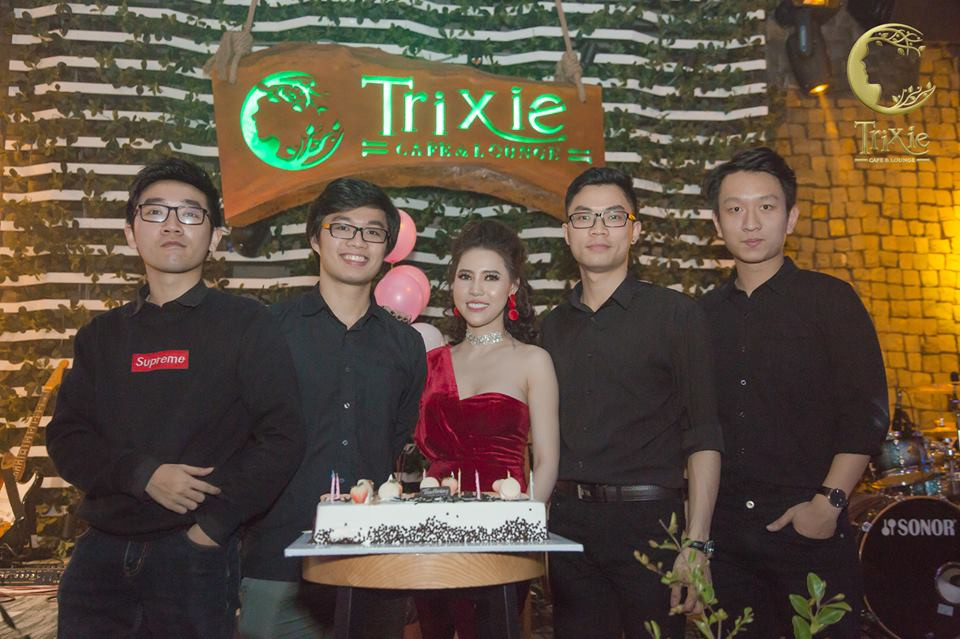 Một người sếp đang làm việc, hình ảnh đại diện cho lời chúc mừng sinh nhật dài và trang trọng