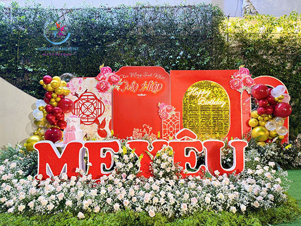 Một phông nền sinh nhật dành cho mẹ với hoa tươi, khung tròn và ánh sáng ấm áp, mang đến sự tinh tế và ấm cúng cho bữa tiệc.