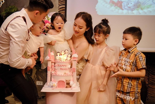 Nghi thức thổi nến trên bánh sinh nhật trong tiệc của bé