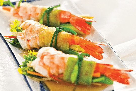 ngồng cải hấp tôm tươi mát trong thực đơn sinh nhật nên ăn gì
